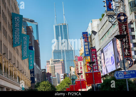 Peking, China - 2. Oktober 2015: Leuchtreklamen und chinesischen Nationalflaggen auf der Nanjing Road. Stockfoto