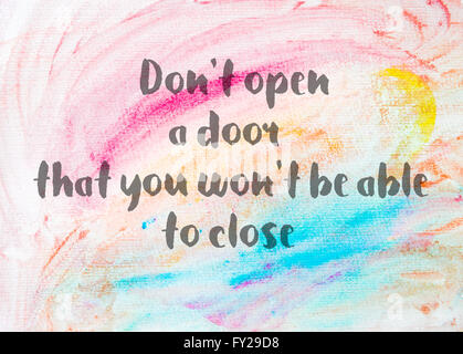 . Öffnen Sie keine Tür, die Sie nicht schließen können. Inspirierend Zitat über abstrakte Wasser Farbe strukturierten Hintergrund Stockfoto