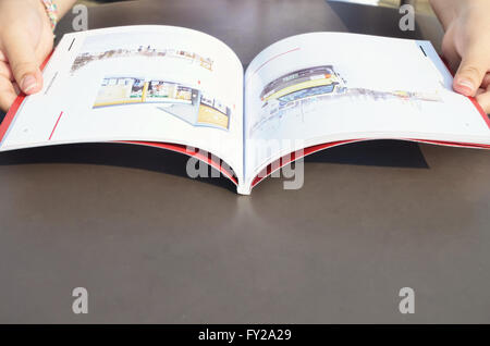 Beispiel für eine geöffnete Fotobuch Stockfoto