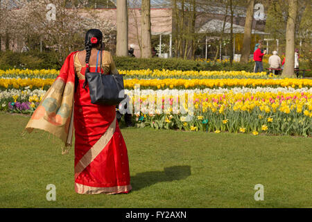 Multikulturelle Besucher an den weltberühmten Keukenhof, eines der weltweit größten Blumengärten, Lisse, Südholland, Niederlande. Stockfoto