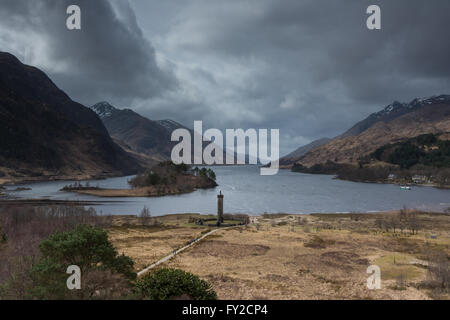 Glenfinnan Monument und Loch Shiel in Lochaber, Schottland an einem stürmischen, bewölkten Tag Stockfoto