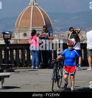 Touristen, die Spaß am Piazzale Michelangelo. Florenz, Italien. Stockfoto