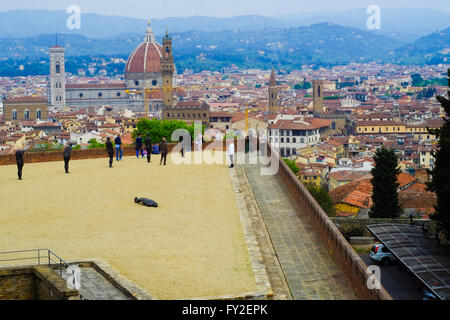 Touristen, die Spaß am Piazzale Michelangelo. Florenz, Italien. Stockfoto