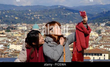 Asiatische Freunde selfies. Touristen Spaß an der Piazzale Michelangelo. Florenz, Italien. Stockfoto