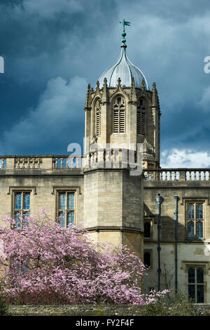 Tom Tower, Kirschbaum Blüte und stürmische Himmel. Christ Church College, Oxford, UK Stockfoto