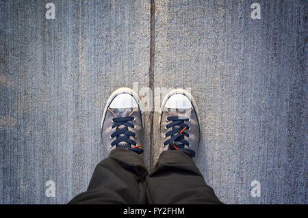 Oben in der Ansicht Turnschuhe auf einer Straße. Selektiven Fokus. Stockfoto