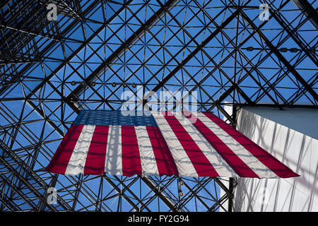 Die amerikanische Flagge hängen in der JFK Library in Boston, Massachusetts Stockfoto