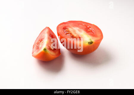 Frische Tomaten in zwei Hälften geschnitten Stockfoto