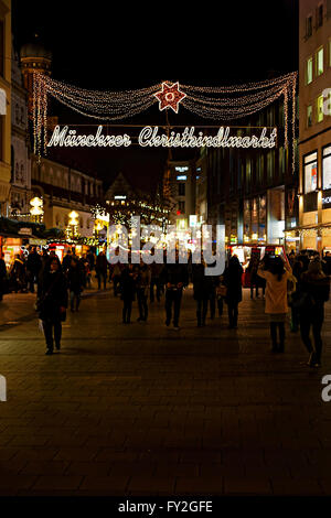 Deutsche Weihnachtsmärkte in Neu Hauserstrasse, München, Oberbayern, Deutschland, Europa. Stockfoto