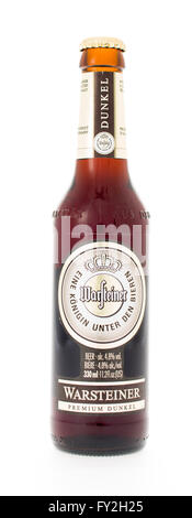 Winneconne, Wisconsin - 3. Februar 2015: Warsteiner Premium Dunkel gebraut wurde zuerst im Jahre 1783. Stockfoto