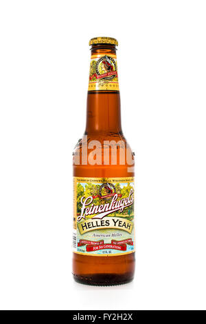 Winneconne, Wisconsin - 6. Februar 2015: Flasche von Leinenkugel Helles ja Bier gebraut in Wisconsin. Stockfoto