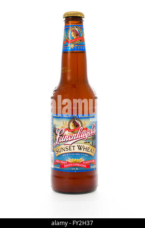 Winneconne, Wisconsin - 6. Februar 2015: Flasche von Leinenkugel Sonnenuntergang Weizen Bier gebraut in Wisconsin. Stockfoto