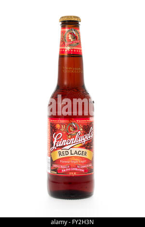 Winneconne, Wisconsin - 6. Februar 2015: Flasche von Leinenkugel Red Lagerbier gebraut in Wisconsin. Stockfoto