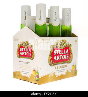 Winneconne, Wisconsin -18 Okt 2015: Six-Pack von Stella Artois Premium-Lagerbier. Stockfoto