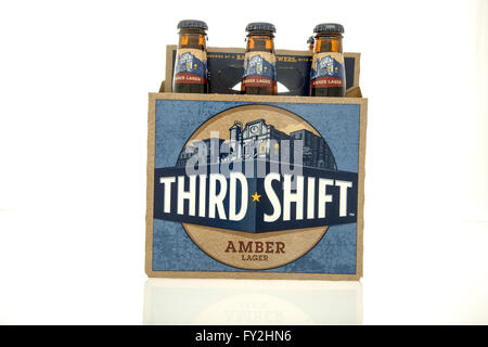 Winneconne, Wisconsin - 28. November 2015: Six-Pack von dritten Schicht Bier. Stockfoto