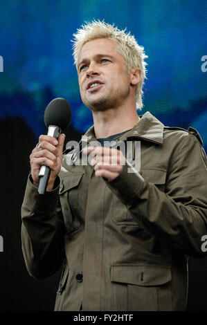 8Hyde Park, London zu leben. 2. Juli 2005. Schauspieler Brad Pitt spricht bei Live 8 in Hyde Park, London. Stockfoto