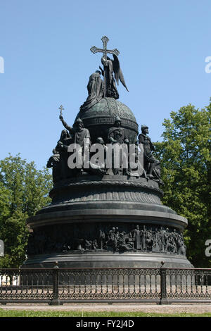 Das Denkmal für die Millennium von Russland (1862), entworfen von dem russischen Bildhauer Mikhail Mikeshin in Weliki Nowgorod, Russland. Stockfoto