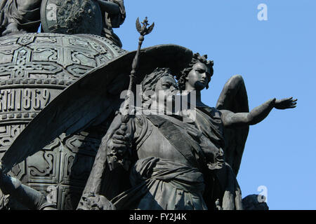 Zar Peter der große von Russland. Detail des Denkmals für die Millenniums-Russland (1862), entworfen von russischen Bildhauer Mikhail Mikeshin in Weliki Nowgorod, Russland. Die Statue von Peter dem großen stellt die Schaffung des russischen Reiches (1721). Peter der große ist dargestellt mit einem Lorbeerkranz und einem Zepter in seiner rechten Hand, unterstützt von einem Engel zeigt ihm den Weg nach Nordwesten, wo die Stadt Sankt Petersburg gegründet werden soll. Stockfoto