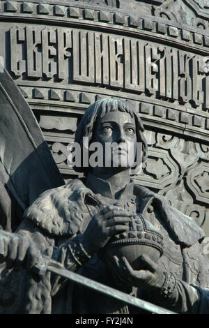 Zar Michael von Russland. Detail des Denkmals für die Millenniums-Russland (1862), entworfen von russischen Bildhauer Mikhail Mikeshin in Weliki Nowgorod, Russland. Die Statue von Zar Michael stellt die Inthronisierung der Romanow-Dynastie (1613). Zar Michael ist als ein 16-Year-Old Boy hält den Reichsapfel dargestellt. Der junge Zar Michael von Russland steigt auf den russischen Thron nach der Überwindung der Zeit der Wirren. Stockfoto