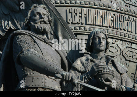 Zar Michael von Russland. Detail des Denkmals für die Millenniums-Russland (1862), entworfen von russischen Bildhauer Mikhail Mikeshin in Weliki Nowgorod, Russland. Die Statue von Zar Michael stellt die Inthronisierung der Romanow-Dynastie (1613). Zar Michael ist als ein 16-Year-Old Boy hält den Reichsapfel dargestellt. Der junge Zar Michael von Russland steigt auf den russischen Thron nach der Überwindung der Zeit der Wirren. Prinz Dmitry Pozharsky, den Adel vertritt, schützt ihn mit seinem Schwert. Stockfoto