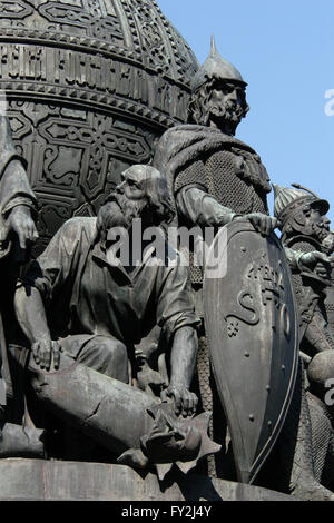 Prinz Rurik. Detail des Denkmals für die Millenniums-Russland (1862), entworfen von russischen Bildhauer Mikhail Mikeshin in Weliki Nowgorod, Russland. Die Statue von Prinz Rurik stellt die Ankunft von den Warägern in Rus (862). Ersten Kriegerprinz Rurik ist dargestellt mit Helm und ein Schild. Neben ihm ist slawisch hält des heidnischen Gottes "Perun" dargestellt. Stockfoto