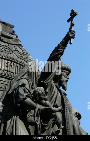 Großfürst Wladimir der große. Detail des Denkmals für die Millenniums-Russland (1862), entworfen von russischen Bildhauer Mikhail Mikeshin in Weliki Nowgorod, Russland. Die Statue von Prinz Vladimir der große stellt die Christianisierung der Kiewer Rus (988). Wladimir der große Anhebung ein orthodoxes Kreuz dargestellt. Außerdem hält ihn eine Frau ihr Kind zur Taufe. Stockfoto