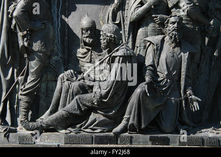 Prinz Mstislav Mstislavich des kühnen, Prinz Daniel von Galizien und Prinz Michael von Twer (von links nach rechts) in das Basrelief gewidmet russischen militärischen Führer und Helden der russischen Bildhauer Matvey Chizhov und Alexander Lubimov dargestellt. Detail des Denkmals für die Millenniums-Russland (1862), entworfen von Mikhail Mikeshin in Weliki Nowgorod, Russland. Stockfoto