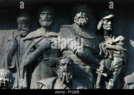 Prinz Daumantas von Pskow, Großfürst Alexander Nevsky von Kiew, Großfürst Dmitry Donskoy von Moskau und Kestutis Großfürst von Litauen (von links nach rechts) in das Basrelief gewidmet russischen militärischen Führer und Helden der russischen Bildhauer Matvey Chizhov und Alexander Lubimov dargestellt. Detail des Denkmals für die Millenniums-Russland (1862), entworfen von Mikhail Mikeshin in Weliki Nowgorod, Russland. Prinz Michael von Twer dargestellt brüllen. Stockfoto