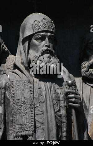 Patriarch Nikon von Moskau dargestellt Flachreliefs, die der Aufklärung des russischen Bildhauers Matvey Chizhov russische Männer gewidmet. Detail des Denkmals für die Millenniums-Russland (1862), entworfen von Mikhail Mikeshin in Weliki Nowgorod, Russland. Stockfoto