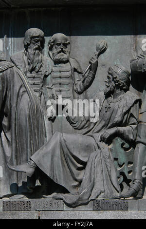 Zaren Alexis von Russland gewidmet russischen Staatsmänner von dem russischen Bildhauer Nikolai Laveretsky Bas-Relief dargestellt. Detail des Denkmals für die Millenniums-Russland (1862), entworfen von Mikhail Mikeshin in Weliki Nowgorod, Russland. Russischen Staatsmänner Afanasij Ordin-Nashchokin (L) und Artamon Matveyev (R) sind vor dem Zaren stehend dargestellt. Stockfoto