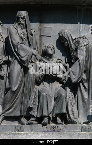 Patriarch Hermogenes von Moskau, Zar Michael von Russland als ein 16-jähriger Junge und sein Vater Patriarch Philaret von Moskau in das Basrelief gewidmet russischen Staatsmänner von dem russischen Bildhauer Nikolai Laveretsky (von links nach rechts) dargestellt. Detail des Denkmals für die Millenniums-Russland (1862), entworfen von Mikhail Mikeshin in Weliki Nowgorod, Russland. Stockfoto