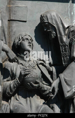 Zar Michael von Russland (L) als ein 16-jähriger Junge und sein Vater Patriarch Philaret of Moscow (R) in das Basrelief gewidmet russischen Staatsmänner von dem russischen Bildhauer Nikolai Laveretsky dargestellt. Detail des Denkmals für die Millenniums-Russland (1862), entworfen von Mikhail Mikeshin in Weliki Nowgorod, Russland. Stockfoto