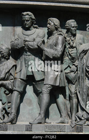 Zar Peter der große von Russland (L) und sein Berater Yakov Dolgorukov (R) in das Basrelief dargestellt gewidmet russischen Staatsmänner von dem russischen Bildhauer Nikolai Laveretsky. Detail des Denkmals für die Millenniums-Russland (1862), entworfen von Mikhail Mikeshin in Weliki Nowgorod, Russland. Russischer Staatsmann Ivan Betskoy ist im Hintergrund in der rechten Seite dargestellt. Stockfoto