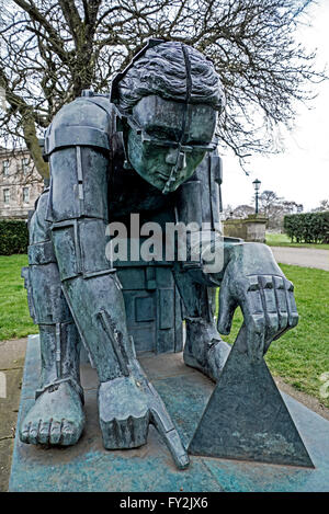 Die Figur von Sir Isaac Newton von Sir Eduardo Paolozzi in Bronze am Eingang der Gallery of Modern Art (Two) in Edinburgh, Schottland, Großbritannien Stockfoto