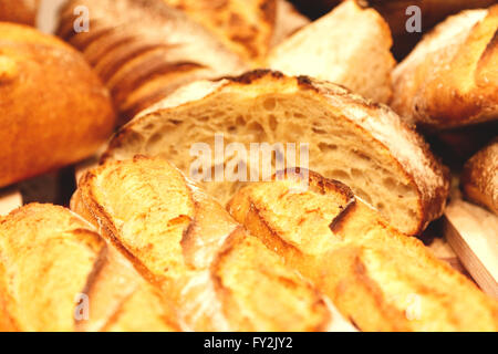 Verschiedene Arten von frisch gebackenem Brot. Selektiven Fokus. Stockfoto