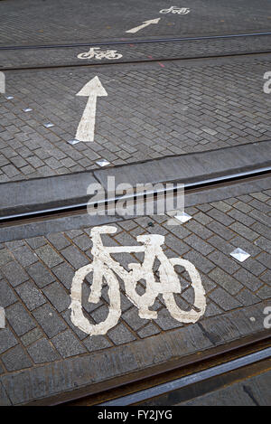 Fahrbahnmarkierungen für Radfahrer mit der Route, sie sollten die Straßenbahnschienen in North St Andrew Street, Edinburgh zu überqueren. Stockfoto