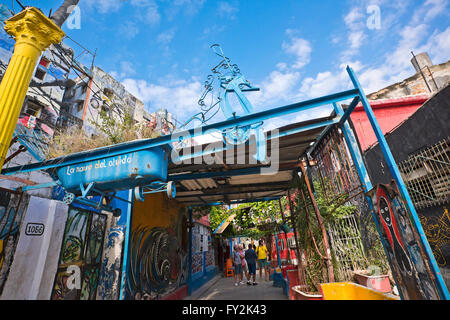 Horizontale Ansicht von Touristen betrachten die Kunstinstallationen in Hamel Gasse in Havanna, Kuba. Stockfoto