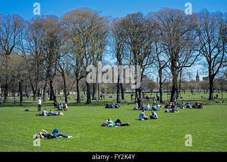 Edinburgh University Studenten genießen den ersten sonnigen Tag des Frühlings in den Wiesen, Edinburgh, Schottland, Vereinigtes Königreich. Stockfoto