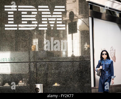 Das IBM-Logo wird auf Montag, 18. April 2016 auf ihre Gebäude-Hauptquartier in New York gesehen. IBM ist geplant, um sein Ergebnis im ersten Quartal nach der Glocke heute veröffentlichen. (© Richard B. Levine) Stockfoto