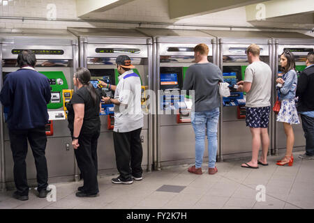 Kunden an die MetroCard Automaten in der Columbus Circle-Station in der u-Bahn in New York auf Dienstag, 19. April 2016. Der MTA hat angekündigt, die MetroCard abschaffen und irgendwann in der Zukunft durch eine aktualisierte Technologie zu ersetzen. (© Richard B. Levine) Stockfoto