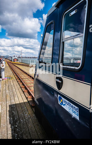 Zug auf Southend Pier, ein Meilenstein in Southend. Verlängerung 1,34 Meilen (2,16 km) in der Themsemündung, es ist die weltweit längste Stockfoto