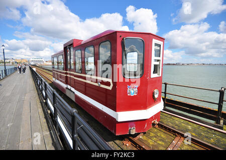 Mannschaft Zug auf Southend Pier, ein Meilenstein in Southend. Verlängerung 1,34 Meilen (2,16 km) in der Themsemündung, es ist die weltweit längste Stockfoto