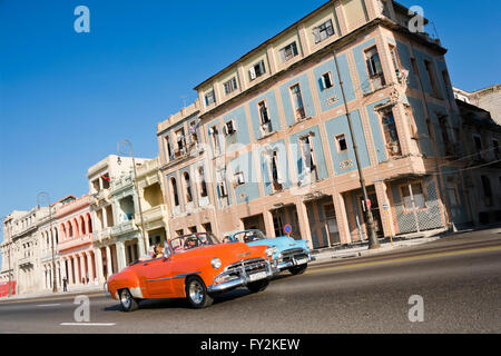 Horizontale Ansicht des klassischen amerikanischen Autos fahren auf dem Malecon in Havanna, Kuba. Stockfoto