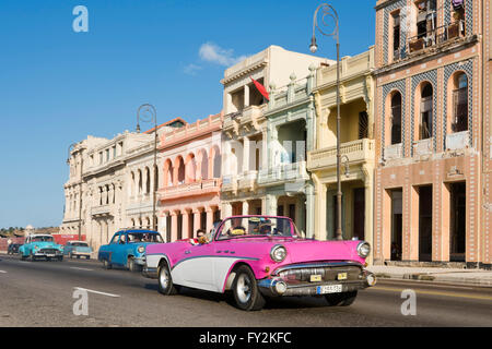 Horizontale Ansicht des klassischen amerikanischen Autos fahren auf dem Malecon in Havanna, Kuba. Stockfoto