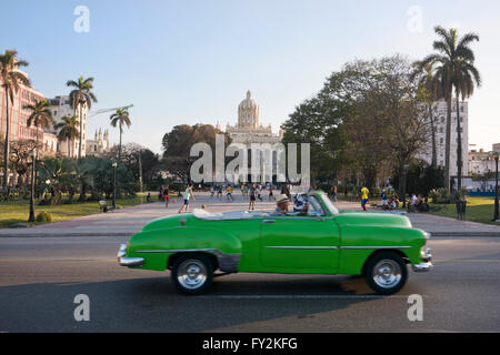 Horizontale Ansicht eines amerikanischen Oldtimers fahren vergangen, das Museum der Revolution in Havanna, Kuba. Stockfoto