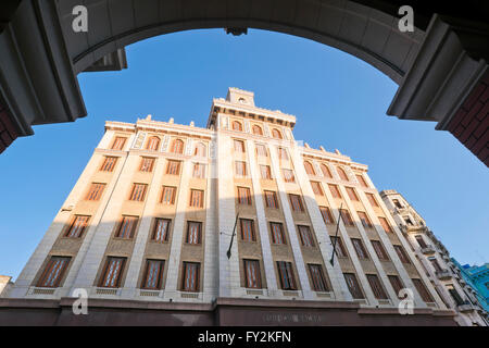 Horizontale Straßenansicht des Gebäudes Bacardi in Havanna, Kuba. Stockfoto