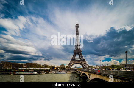 Eiffelturm mit Pont d'Iéna und dem Fluss Seine, Paris, Frankreich Stockfoto
