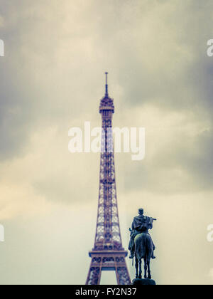 General Joffre Statue und Eiffelturm, Place Joffre, Paris, Frankreich Stockfoto