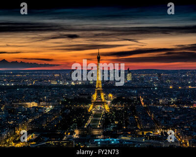Abend-Luftbild über Stadtbild mit Eiffelturm, Paris, Frankreich. Stockfoto