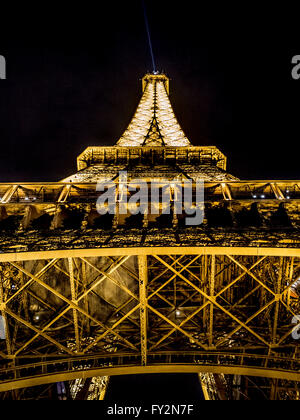 Beleuchteten Eiffelturm bei Nacht, Paris, Frankreich. Stockfoto